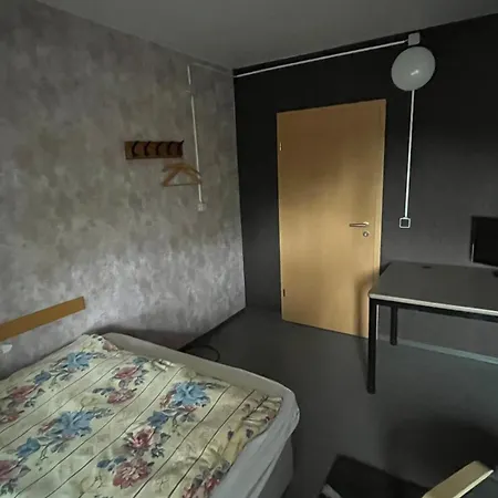 Entspanntes Doppelbett Zimmer Privatunterkunft Stuttgart